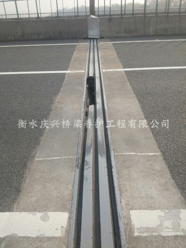 馬梧高速伸縮縫斷裂更換